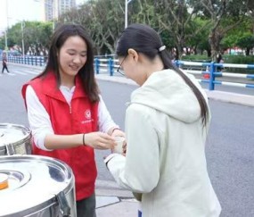 中超直播-铜梁龙体育场首场中超联赛 暖心宠粉让球迷似“回家”
